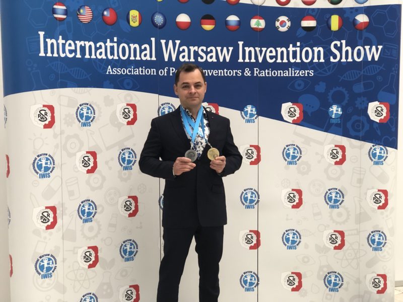 dr inż. Filip Chyliński z medalami wystawy IWIS 2024