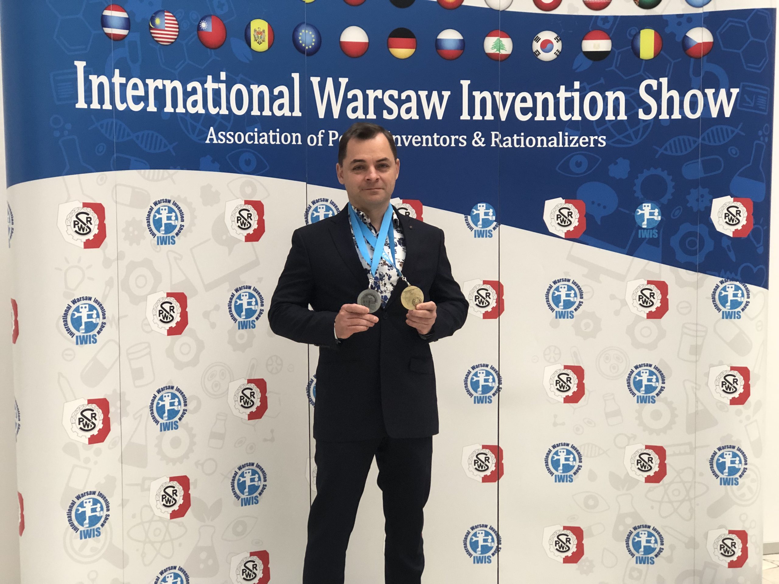 dr inż. Filip Chyliński z medalami wystawy IWIS 2024